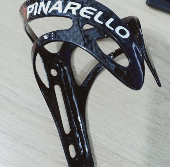                                      Gọng nước carbon siêu nhẹ PINARELLO                                