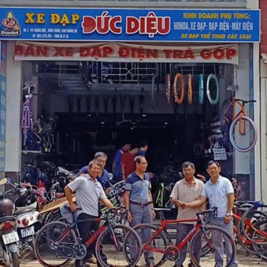 KHÁCH HÀNG TIN TƯỞNG LỰA CHỌN SẢN PHẨM TẠI CỬA HÀNG DANIEL