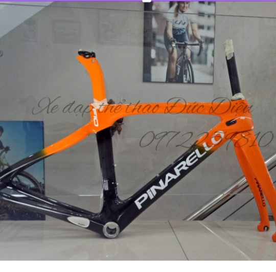                                      khung-suon-cacbon-f10-pinarello màu cam                                