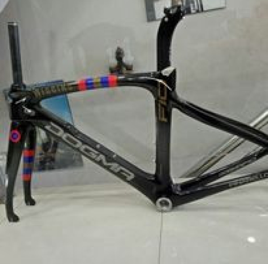                                      khung-suon-cacbon-f10-pinarello-mau-den                                